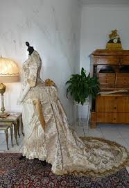 Jun 11, 2021 · nicht jede braut möchte im klassischen hochzeitskleid vor den traualtar treten, sondern als atemberaubende dark bride den festlichen tag verbringen. Pin Auf 1870 1879 Fashion
