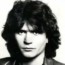 Comme ces enfants de putains qui chantent les années soixante style bob dylan qui nous refourguent des chansons de rien juste pour nous piquer nos femmes petits malins chanteurs de demain paroles sur de grands refrains d'hier piquer un sac. Daniel Balavoine Vendeurs De Larmes Lyrics And Tracklist Genius