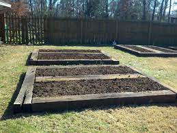 For more than a century, landscaping with railroad ties has been a quintessentially american solution to just about every garden quandary. Raised Garden Beds Out Of Railroad Ties Google Search Con Imagenes Jardines Huerta Huerto
