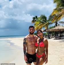Jun 20, 2021 · lionel messi y antonella roccuzzo fueron padres por vez primera en el 2012, con el nacimiento de thiago. Lionel Messi Embraces Family Holiday On The Beach After Disappointing Copa America Semi Final Exit Daily Mail Online