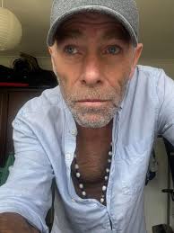 Hi I'm vic's, I'm 41 and from brighton. Just seeing who's out there.. have  a gr8 day everyone 🤪