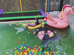 Bak Waterboom Rumah Baru Ria Ricis Punya Kolam Renang Mewah Lengkap Dengan Fasilitas Mandi Bola Yang Seru Semua Halaman Grid Id