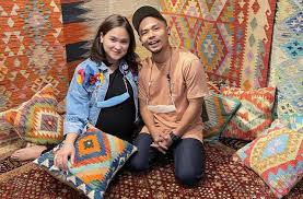Nathalie holscher yang di tuding berselingkuh dengan managernya sendiri, panji komara hingga saat ini masih terus menjadi perbincangan hangat. Ecyo8ifcu Rlzm
