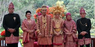 Pasalnya di jawa barat masyarakatnya banyak yang berasal dari suku sunda. Serasinya Ibas Aliya Dalam Busana Jawa Merah Marun Kapanlagi Com