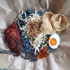 Nasi Kerabu With Ayam Goreng Berempah At Warungpakdikelate Price At Rm7 50 Only Surely This Is One Of The Best Nasi Kerabu In Kk The Eat Food Fried Chicken