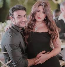 في حلقة اليوم من مسلسل (اللي مالوش كبير)، فاجأت الفنانة المصرية ياسمين_عبد_العزيز الجمهور وظهرت في أحد المشاهد تؤدي وصلة رقص شرقي، أمام زوجها الفنان المصري … ÙŠØ§Ø³Ù…ÙŠÙ† Ø¹Ø¨Ø¯ Ø§Ù„Ø¹Ø²ÙŠØ² ØªØ­ØªÙÙ„ Ø¨Ø¹ÙŠØ¯ Ù…ÙŠÙ„Ø§Ø¯ Ø²ÙˆØ¬Ù‡Ø§ Ø¨Ø±ÙˆÙ…Ø§Ù†Ø³ÙŠØ© Ø´Ø¯ÙŠØ¯Ø© Ø´Ø§Ù‡Ø¯ Ù„Ø§ÙŠÙ Ù†ÙŠÙˆØ²