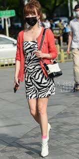 女学生被❌c🐻扒衣服英文网站免费阅读「下拉观看」