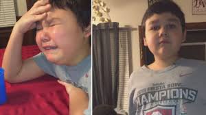 Menino chora de emoção ao receber última dose de quimioterapia; veja vídeo 