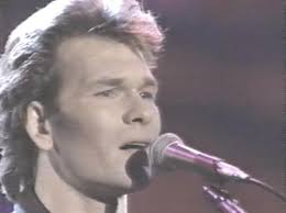 Vi får også et intervju om dirty dancing og musikken hans. Patrick Swayze Begins To Sing And Crowd Goes Quiet Gives Audience Goosebumps