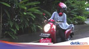 Makan terlalu banyak membuat anda kekenyangan. Ramai Gamis Tersangkut Di Motor Hijabers Perhatikan Hal Ini Saat Berkendara