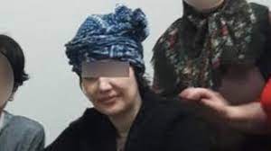 Annesinin kanı yüzüne dahi bulaşmış olan genç adam, annesini öldürmediğini ileri sürerek intihar ettiğini ileri sürdü. Kucukcekmece De Vahset Genc Kadin Annesini Satirla Oldurdu Kafasini Keserek Tencereye Koydu