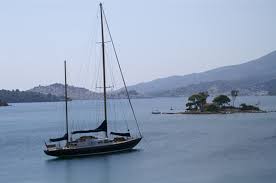 Sun lovers can enjoy the spacious sun deck. Classic Yacht Star Sapphire
