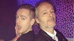 Après que le chanteur ait présenté sa girlfriend à ses proches, la star américaine a présenté l'interprète de elle me contrôle à sa fille violet madison, âgée de 7 ans. Les Cliches D Instagram Buzz Jeremstar Et Jean Michel Maire Tres Proches Kev Adams Fan Des Miss France Et M Pokora Numero 5 Itunes Avec Le Monde Mce Tv