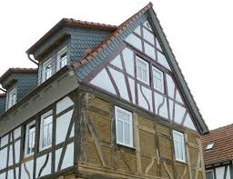 Gefache Mit Lehmstein Ausgemauert Verputz Der Gefache Mit Kalkputz Tudor House Fachwerkhauser Altbau Sanieren