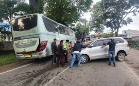 12 lowongan pekerjaan yang tersedia dari supir pribadi untuk menawarkan lowongan yang anda sedang mencari. Bus Intra Kontra Avanza Di Jalinsum Siantar 5 Korban Dilarikan Ke Rumah Sakit Harian Mistar