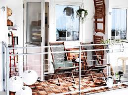 Small Balcony That Maximizes Space Decoist Balcony Decor Diy Deck Furniture Small Balcony Design