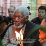 Morgan Freeman habla con el padre Xavier d'Arodes cerca de la gruta en la  Catedral de Lourdes (National Geographic