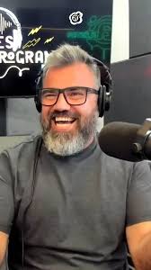 O maior guitarrista de todos os tempos! 🎸✨ Hoje é o aniversário do icônico  Jimi Hendrix, referência do mundo da música! O guitarrista faleceu na  década de 1970, mas seu legado continua