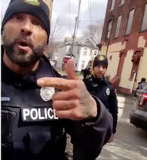 Polici në SHBA regjistrohet në kamera duke 'arrestuar' 8-vjeçarin për  vjedhje patatinash 'Dorito' (video)