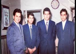 Veteran star dilip kumar's younger brother ehsan khan, who tested positive for coronavirus in august, died on wednesday (september 2) at the age of 90. Rj 9 Divya à¤¦ à¤µ à¤¯ Solgama On Twitter Since Last Few Days So Many People Are Asking Me Who S The 4th Guy Along With Dilipkumar Manojkumar Rajendrakumar Some Claiming Him To Be Young