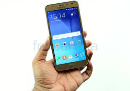 Той е с размери 152.2 x 78.7 x 7.5 мм и тегло 171 гр. Samsung Galaxy J7 Review