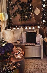 Se possedete un giardino, un terrazzo o anche un semplice balcone, ecco in seguito delle idee originali di luci natalizie per esterno da cui trarre spunto. Pin Su Illuminazione
