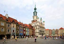 It combines 1,000 years of history with the excitement of a modern european city. Datei Old Marketplace And City Hall In Poznan Jpg Wikipedia
