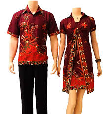 Karena aksen kerah yang melebar secara horizontal pada bagian atas akan memberikan efek berisi rekomendasi model baju batik yang bisa digunakan oleh para wanita selanjutnya yaitu long dress batik. Batik Couple Modern Baju Batik Modern Terbaru