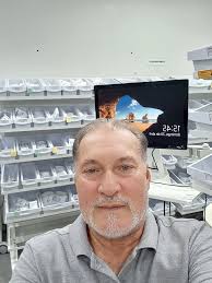 It is dangerous bcuz ur going to poke some ones eyes out with those fake  things when I like real