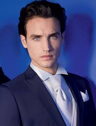 Thomas Pina abiti da sposo sartoriali ed eleganti.