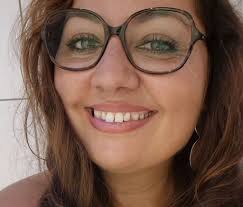 Livre ouvert : "L'antiterrorisme, un défi pour les travailleurs sociaux".  Beaucoup de chapeaux à plumes, peu d'indiens