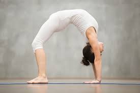 Chakrasana O La Postura De La Rueda De Yoga Aprende A Hacerla Paso A Paso Vinyasa Yoga Yoga Photography 21 June Yoga Day