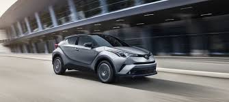 Mobil ini juga memiliki desain futuristic yang akan membuat mobil memiliki tampilan lebih keren tentunya. Toyota C Hr 2021 Daftar Harga Spesifikasi Promo Diskon Review Carmudi Indonesia