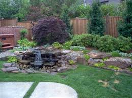 Cascade Bassin De Jardin 27 Idees Creer Votre Havre De Paix Bassin De Jardin Amenagement Paysager Autour De La Maison Jardin Paysager
