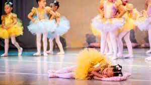 Bailarina dorme durante apresentação de dança: 'Acorda, Cecília!' 