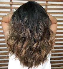 Il taglio perfetto per i capelli mossi e crespi dovrebbe essere lo scalato perché in questo modo le singole ciocche vengono disegnate e si evita . 50 Splendidi Tagli Per Capelli Folti E Spessi Nel 2022 Capellidistile It