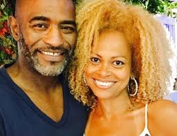 Daughter of antónio ribeiro de queiroz and josephina da conceição wife of inácio da cruz neves mother of private; Oceano E Jornalista Conceicao Queiroz Assumem Namoro Movenoticias