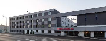 Hotel charter otopeni se află la o distanță de 3,6 km km de cel mai apropiat aeroport (aeroportul internaţional henri coandă bucurești). Hilton Garden Inn Aeroportul BucureÈ™ti