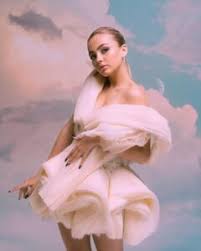 За нее говорит ее яркая внешность, молодость (всего 19 лет) и юмор. Valya Karnaval Tik Tok Biografiya Skolko Let Foto Lichnaya Zhizn