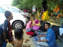 Keindahan alam terumbu karang dan hamparan pasir yang begitu luas membuat banyak wisatawan senang dan betah mengitari area karang jahe tersebut. Cukup Tiga Ribu Rupiah Kita Bisa Menikmati Pantai Karang Jahe Media Doeta Indonesia