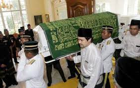 ولو كذبتم وكذبتم حتى صدقكم العالم كله، ولو شوّهتم وزوّرتم التاريخ من يوم آدم الى اليوم. Tunku Alif Hussein Saifuddin Al Amin Mangkat