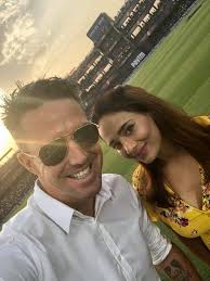 Kevin Pietersen and Mayanti Langer Binny pose for a selfie at Kotla