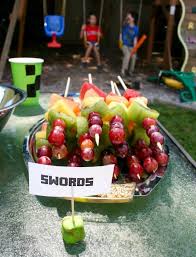 Obst Kindergeburtstag Motto Geburtstag Kindergarten Minecraft Schwerte Fruchtspiesse Nennen Trauben Kiwi Ananas Kinderparty Kinder Party Kinder Gesundheit