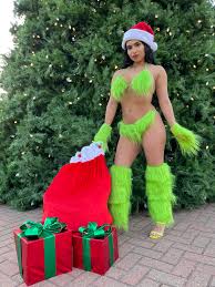Xochavella plays How the Grinch stole Christmas : rCosplayNation