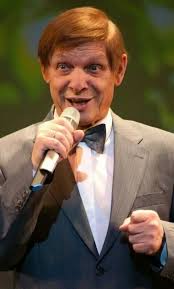 Эдуард Анатольевич Хиль (4 сентября 1934, Смоленск, СССР — 4 июня 2012,  Санкт-Петербург, Россия) — советский и российский эстрадный певец,  музыкальный педагог. В 1960 году окончил Ленинградскую консерваторию по  классу оперного пения.