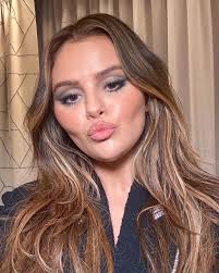 Avia Solomon makeup artist shared this new selfie of Selena Gomez in Paris  [November 25]. 📷 @vivis_makeup #SelenaGomez #Fans