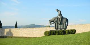 I frati minori di assisi desiderano continuare a condividere la pluridecennale esperienza del servizio orientamento giovani (s.o.g.) nel discernimento vocazionale. Assisi Umbria Castello Delle Serre
