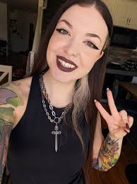 It's the weekend! Come hang out with me in chat! 😊 twitch.tv/vickypsarakis