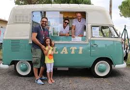 ジェラートは6種類を用意 結婚披露宴 誕生日 会議から大学卒業祝いまで どんなイベントでも伺います とロベルトさん 費用見積もりは随時 フォルクスワーゲントランスポーター フードトラック ジェラテリア