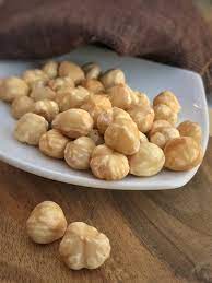 Dopo averle adeguatamente sgusciate adagiale su una teglia antiaderente o con un foglio di carta da forno. Nocciole Tostate 1 Kg Affrunti Mandorle